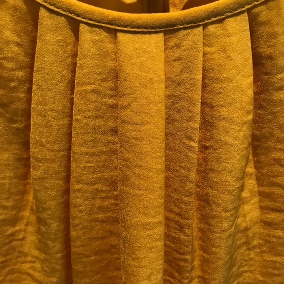 Banana Republic Blouse in Medium - Picture 5 of 7